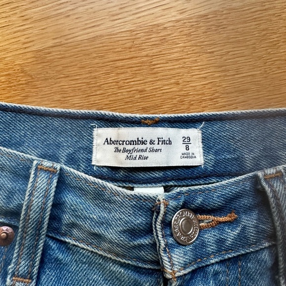 Abercrombie & Fitch mid rise the boyfriend jean shorts - like new! Curve love - Picture 3 of 3